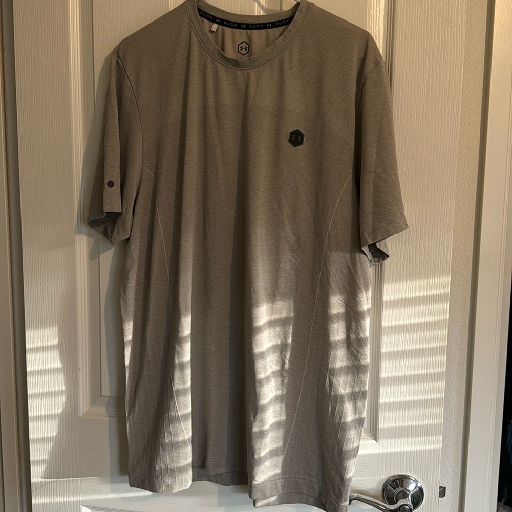 NWOT under armor men’s workout top XXL never worn